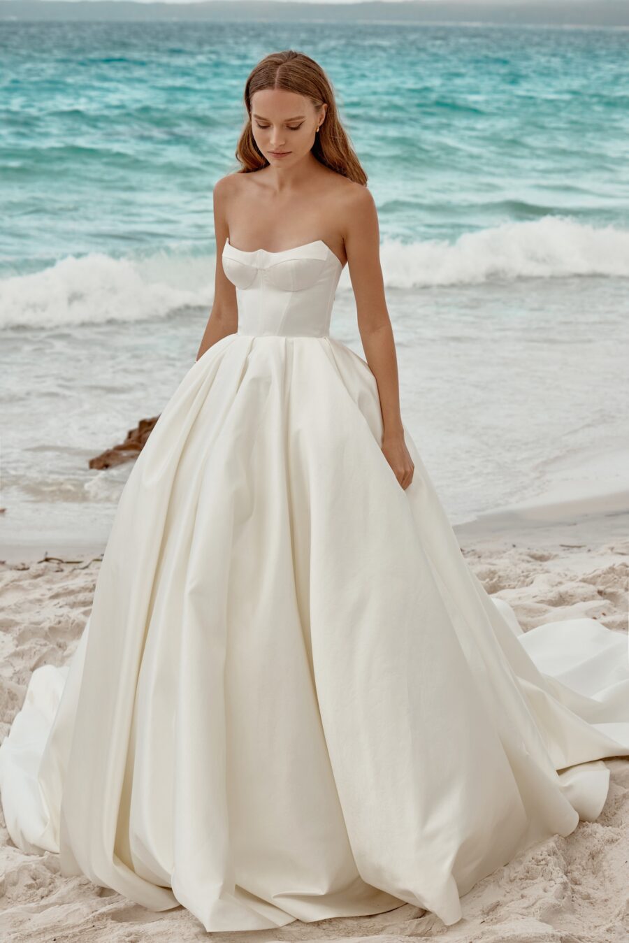 Yvonne 2 wedding dress by woná concept from atelier signature collection