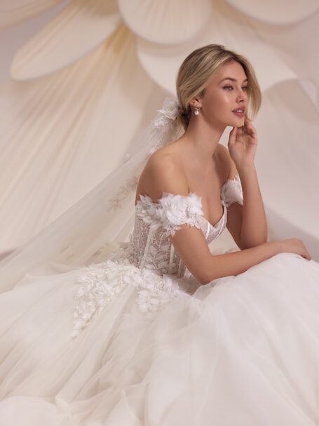 Galicia 2 wedding dress by Eva Lendel Less is More 4