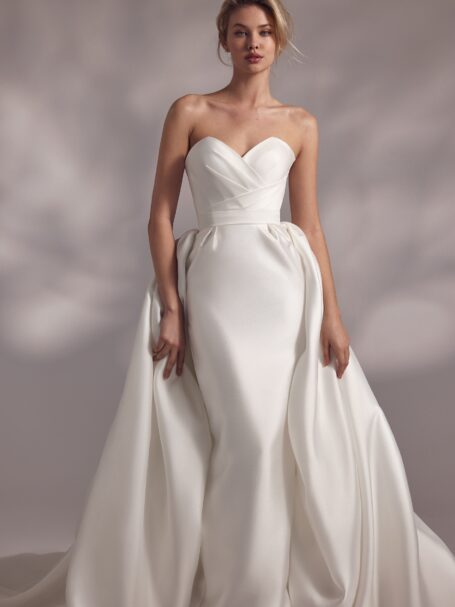 Olympia 5 wedding dress by Eva Lendel Less is More 4