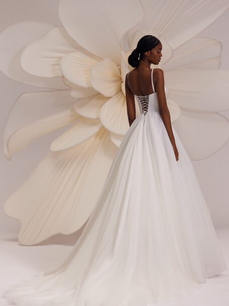 Pasadena 5 wedding dress by Eva Lendel Less is More 4