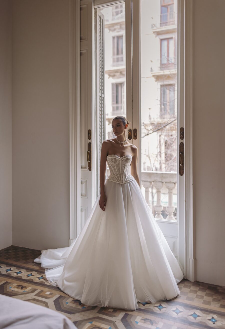 True 1 wedding dress by woná concept