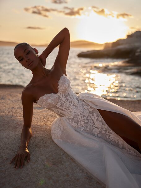 Reya 2 весільна сукня Eva Lendel з колекції Venus